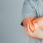 L’olio che allevia il dolore alle ossa: come si usa e cosa dicono gli studi?