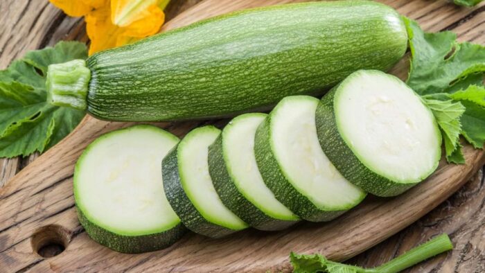 I zucchini, un ortaggio leggero che purifica l’organismo e aiuta cuore, pelle e silhouette (ricette, benefici e tabella nutrizionale)