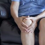Dolori articolari: rimedi naturali efficaci, alimenti e tè consigliati + altre informazioni e consigli utili