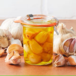 Olio d’oliva con aglio: Rimedio naturale per la salute e prevenzione delle malattie
