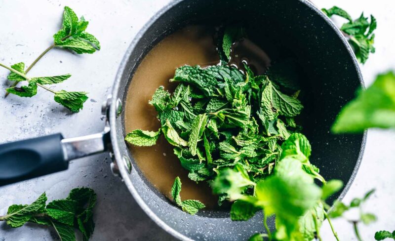 Sirop di menta: ricetta autentica, benefici straordinari e cosa dicono gli studi su questo rimedio rinfrescante