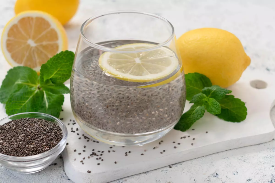Acqua con semi di chia: una bevanda che sazia e idrata allo stesso tempo (ricetta e consumo)