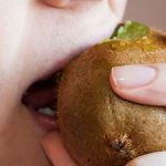 Non gettare la buccia di kiwi! I benefici sorprendenti che non conoscevi