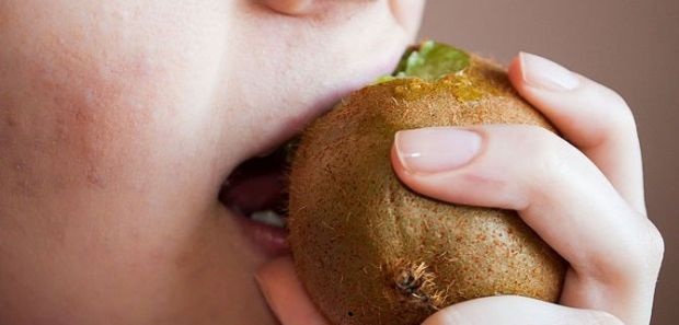 Non gettare la buccia di kiwi! I benefici sorprendenti che non conoscevi