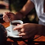 3 tè che NON dovresti bere prima di andare a letto: possono causare insonnia