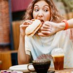 Perché non è bene mangiare in fretta e come dobbiamo mangiare correttamente