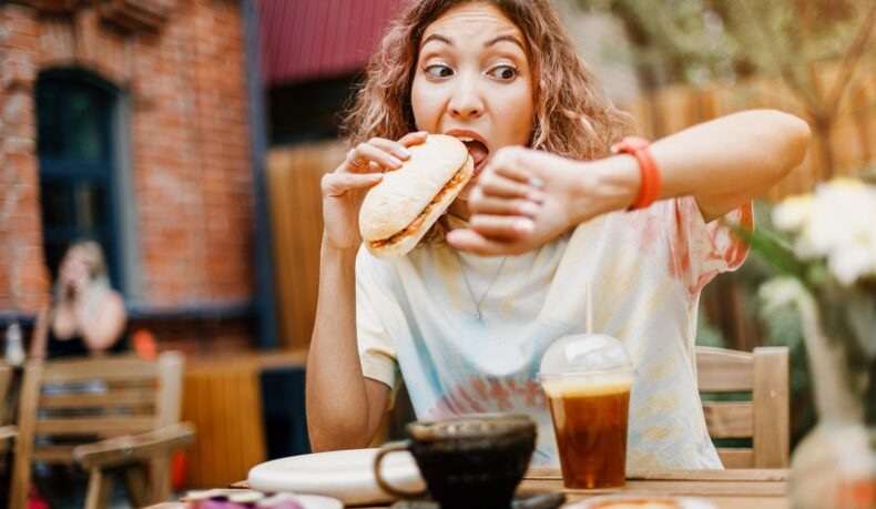 Perché non è bene mangiare in fretta e come dobbiamo mangiare correttamente