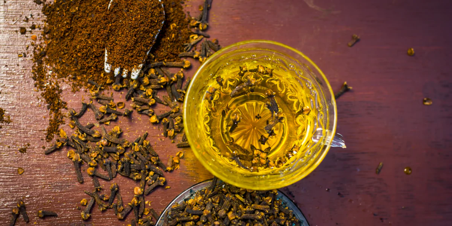 Acqua di chiodi di garofano: ricetta naturale per la digestione, l’immunità e la purificazione dell’organismo