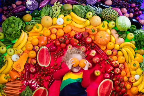 Un nuovo studio porta buone notizie: il consumo di alimenti ricchi di flavonoidi può aiutare a prevenire il declino cognitivo