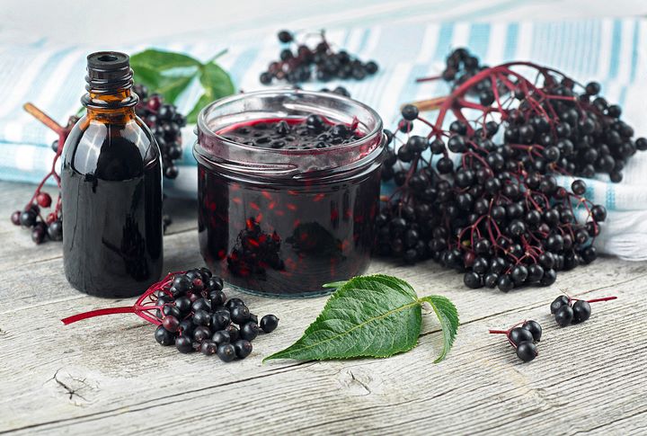 Frutti di sambuco: quali malattie trattano e come consumarli? 3 ricette per goderne tutto l’anno