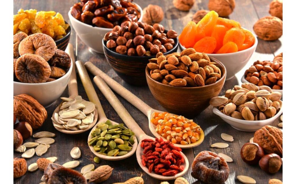 Top 5 frutta secche e noci per la stagione fredda. Prevengono raffreddori e influenza e offrono protezione contro alcune malattie, come l’asma, la febbre e la tubercolosi