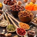 Top 5 frutta secche e noci per la stagione fredda. Prevengono raffreddori e influenza e offrono protezione contro alcune malattie, come l’asma, la febbre e la tubercolosi