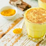 Il rimedio con latte caldo e curcuma (ricetta) scudo contro l’infiammazione e i dolori articolari
