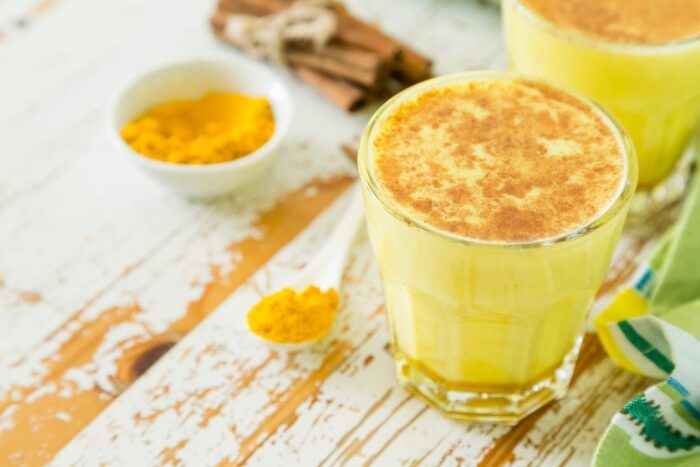 Il rimedio con latte caldo e curcuma (ricetta) scudo contro l’infiammazione e i dolori articolari
