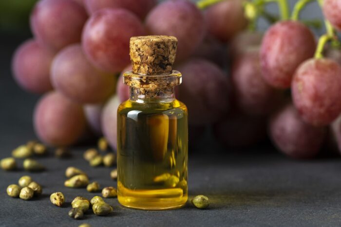 Olio di semi d’uva: benefici ignorati per cuore, pelle e colesterolo (modi di utilizzo)