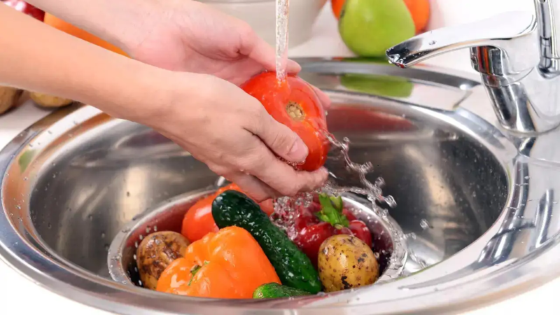 Come eliminare i pesticidi da frutta e verdura con bicarbonato o aceto. Metodo raccomandato da un uomo di scienza