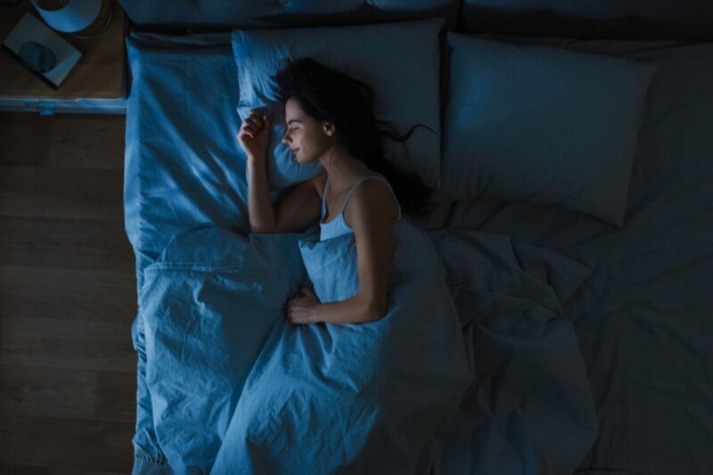 La routine serale che ti aiuta a dormire più velocemente e più profondamente