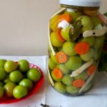 Ricetta tradizionale di pomodori verdi in salamoia e i benefici per l’organismo del loro consumo