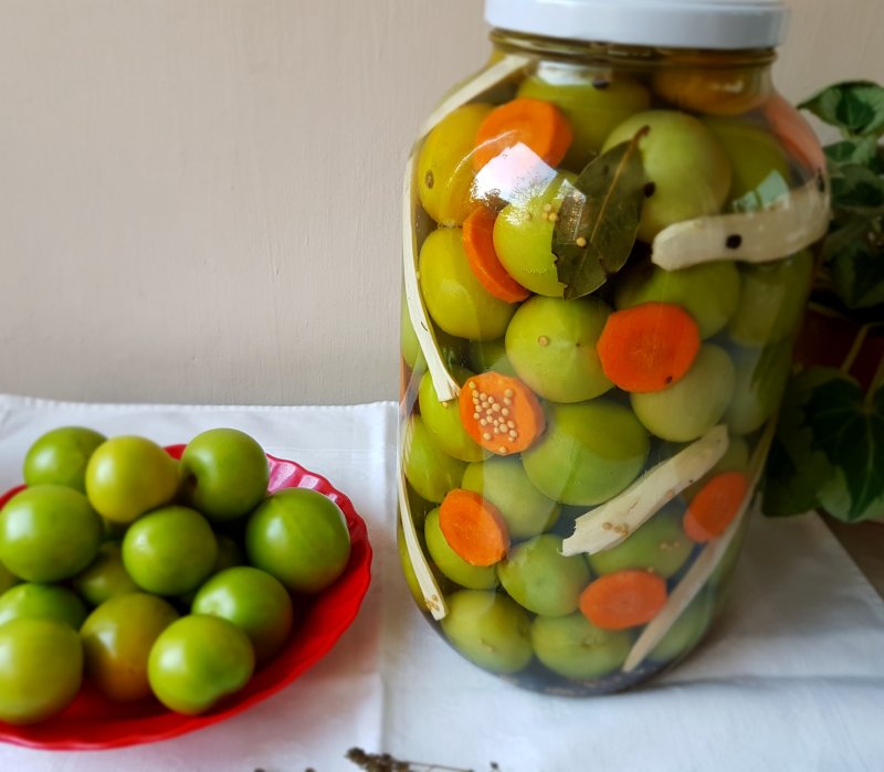Ricetta tradizionale di pomodori verdi in salamoia e i benefici per l’organismo del loro consumo