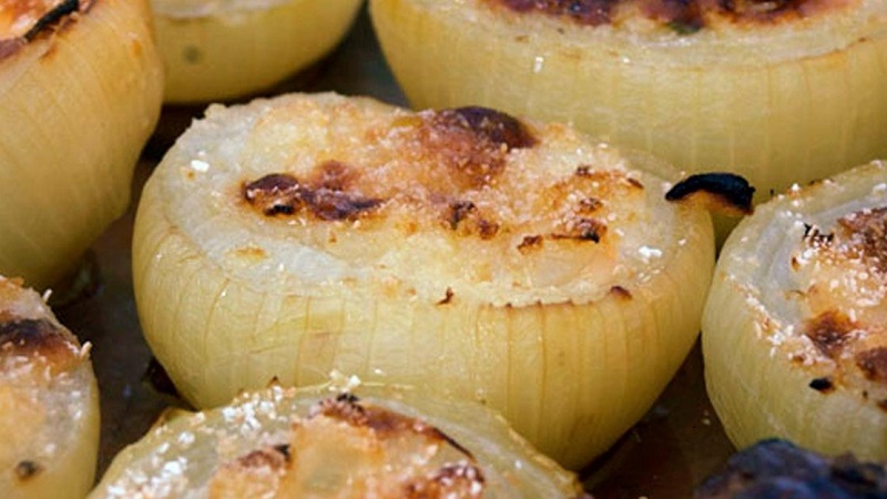 Il rimedio con cipolla cotta e sale grosso: ricetta e utilizzo per un trattamento rapido per il mal di gola e la tosse