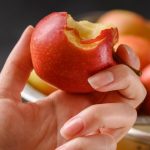 Perché mangiare una mela prima di andare a letto ha effetti sorprendenti sul corpo