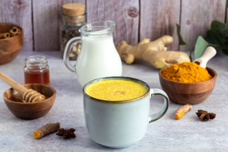 Latte con curcuma e cannella: oro liquido per le articolazioni (ricetta, consumo e controindicazioni)