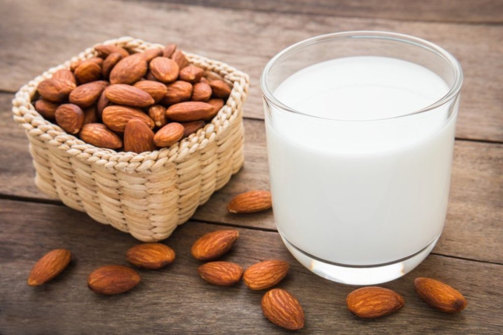 10 effetti collaterali gravi del latte di mandorla