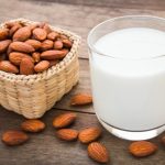 10 effetti collaterali gravi del latte di mandorla