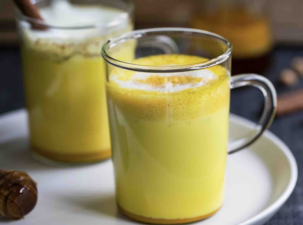 Latte con aglio e curcuma: rimedio sorprendente per le articolazioni