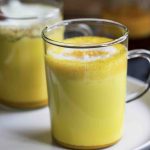 Latte con aglio e curcuma: rimedio sorprendente per le articolazioni