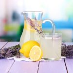 Limonata con menta e lavanda: bevanda calmante, digestiva e rivitalizzante dell’estate