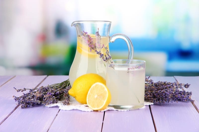 Limonata con menta e lavanda: bevanda calmante, digestiva e rivitalizzante dell’estate