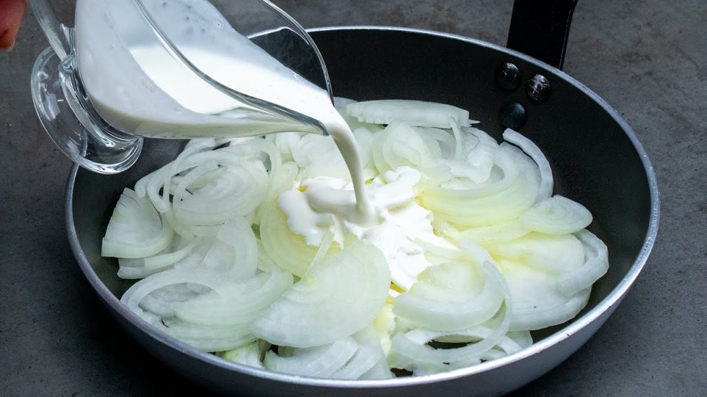 Il decotto di cipolla e latte, con effetto antinfiammatorio e antisettico. Hai bisogno solo di due ingredienti che hai già in cucina