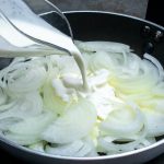 Il decotto di cipolla e latte, con effetto antinfiammatorio e antisettico. Hai bisogno solo di due ingredienti che hai già in cucina
