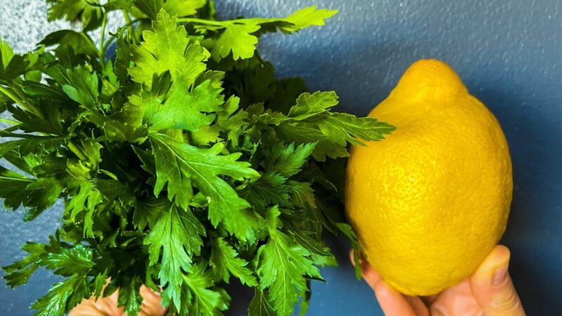 La ricetta con prezzemolo e limone che fa miracoli per l’organismo: ricetta spiegata passo dopo passo