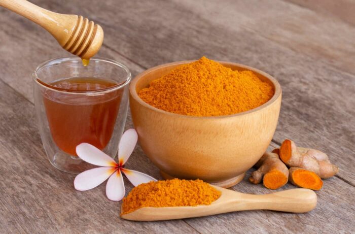 Perché è bene consumare MIELE con CURCUMA ogni mattina, a stomaco vuoto