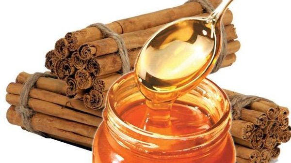 Cosa succede se bevi acqua con miele e cannella al mattino
