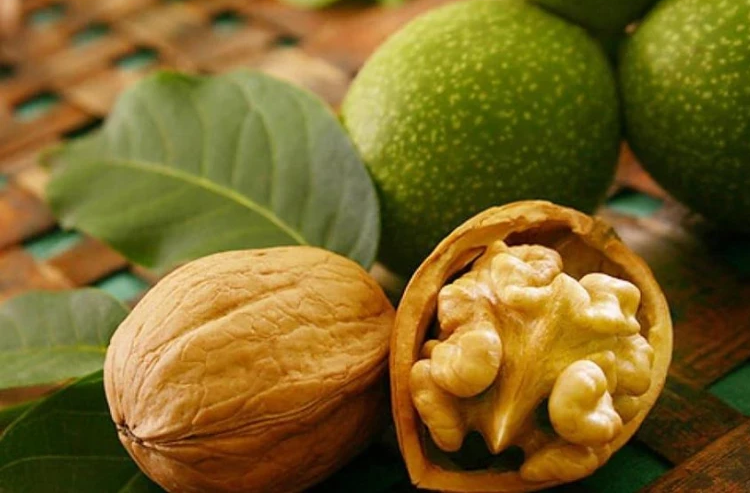 Perché dovresti consumare noci: 3 benefici importanti