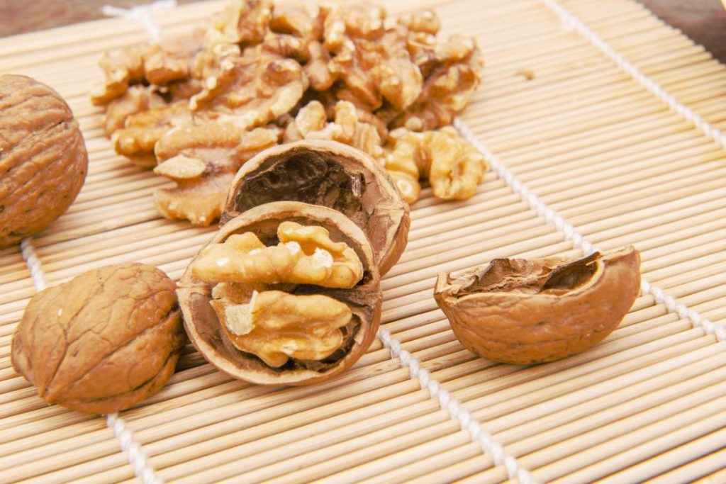 Le noci romenești sono molto ricche di nutrienti e incredibilmente salutari