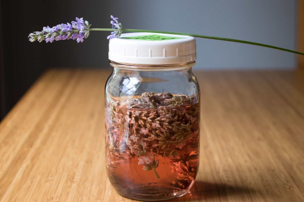 Aceto di lavanda: calmante per la pelle e nervi tesi