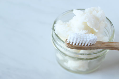 Ricetta pasta dentale con bicarbonato di sodio: elimina gli ingredienti nocivi dalle paste dentali commerciali