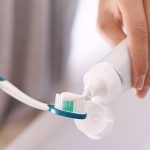 Molti medici attirano l’attenzione sulle paste dentali: la maggior parte sono dannose! Scopri come scegliere quella giusta!