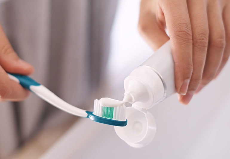 Molti medici attirano l’attenzione sulle paste dentali: la maggior parte sono dannose! Scopri come scegliere quella giusta!