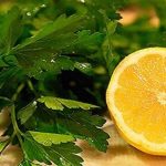 Il rimedio con prezzemolo e limone per la ritenzione idrica e le gambe gonfie