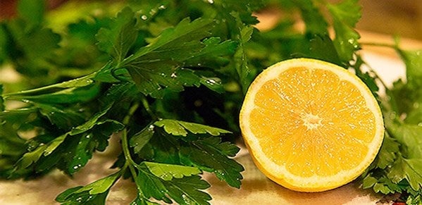 Il rimedio con prezzemolo e limone per la ritenzione idrica e le gambe gonfie