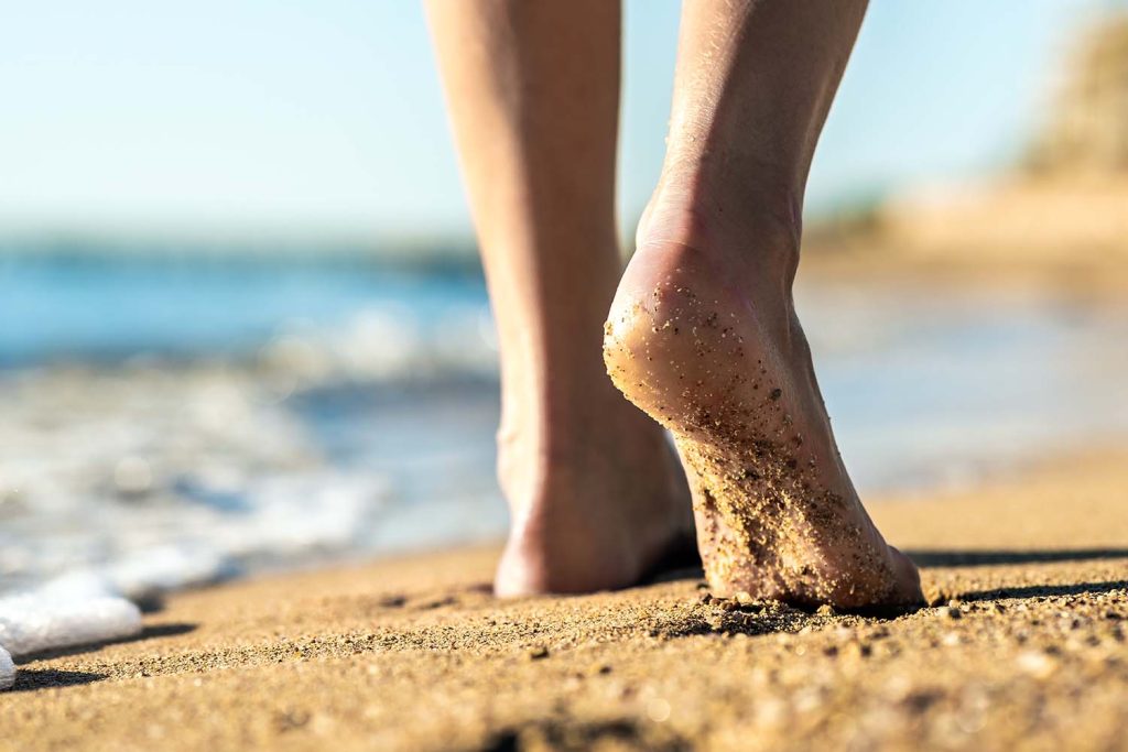 Camminare a piedi nudi: la terapia semplice che attiva la salute dalla pianta del piede fino al cervello