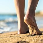 Camminare a piedi nudi: la terapia semplice che attiva la salute dalla pianta del piede fino al cervello