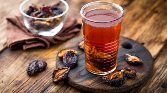 La cura con acqua di prugne secche: quali benefici ha per il colon pigro e il fegato (preparazione e consumo)
