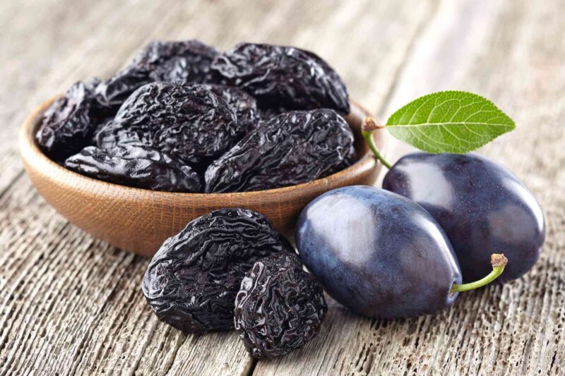 Il rimedio con prugne secche per colon pigro e digestione difficile (ricetta e somministrazione)