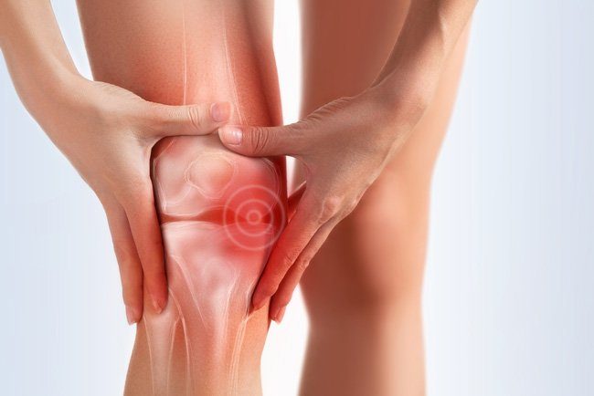 Rimedi molto efficaci per alleviare il dolore al ginocchio: non avrai più bisogno di pillole